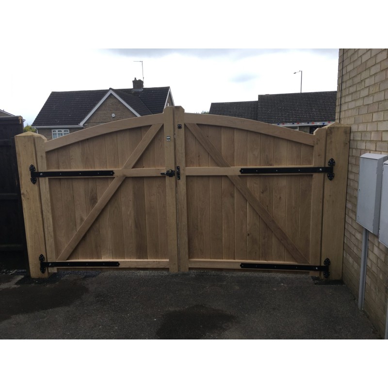 Pair of Solid European Oak Curved Top Closeboard Driveway Gates