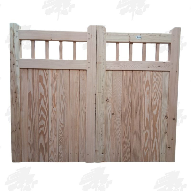 Pair of European Oak Flat Top Cottage Style Driveway Gates