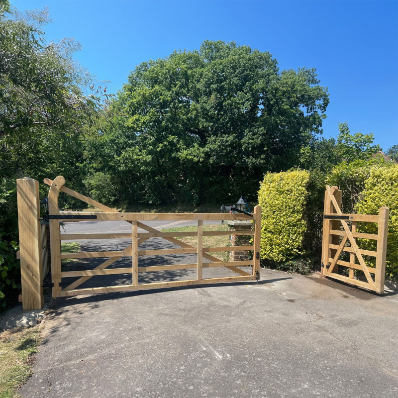 British Douglas Fir Curved Heel (Ranch) & 5 Bar Gate Combo