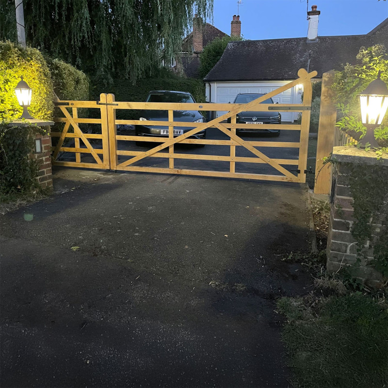 British Douglas Fir Curved Heel (Ranch) & 5 Bar Gate Combo