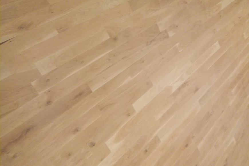 OAK FLOORING VS PINE FLOORING - WHICH ONE WINS?